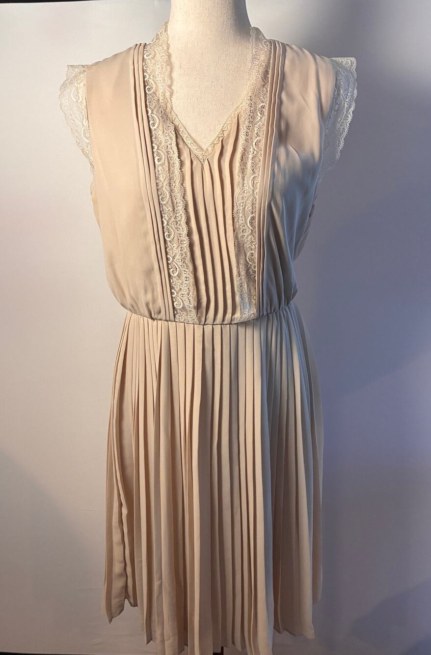 Banana Republic Beige Lace Trim Pleated Midi Dress Size 4 Nude Cream V-Neck